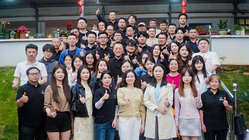 星橙网络科技公司成立5周年庆典人员合影